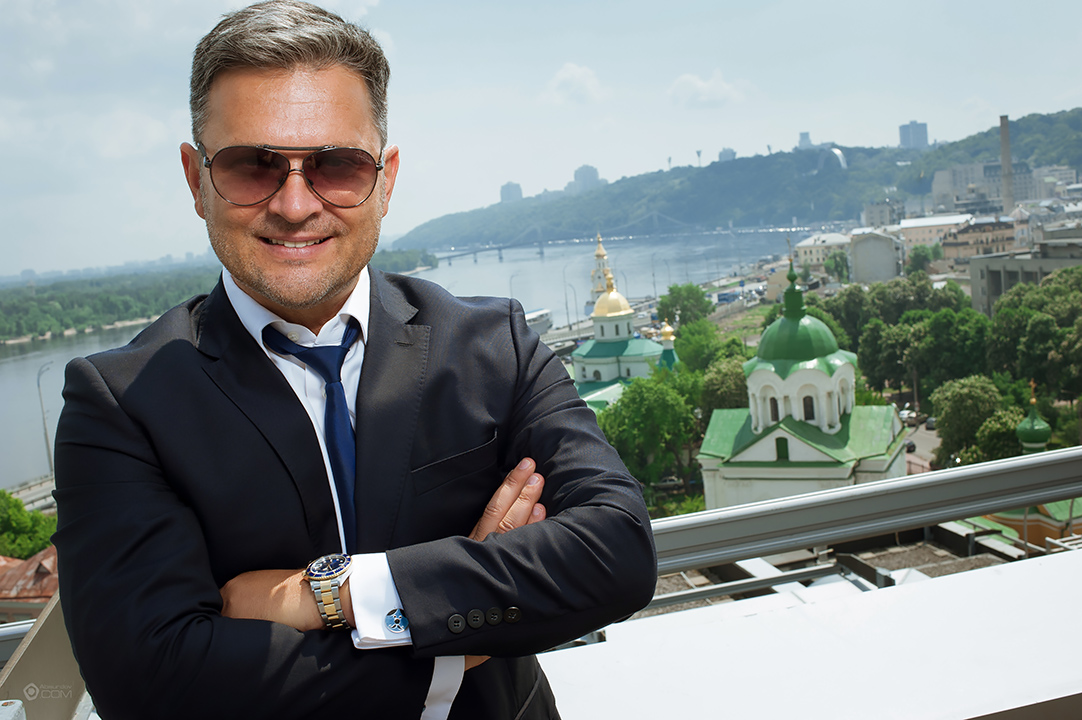 Фотосъемка делового портрета на сером фоне, фотограф Руслан Абсурдов