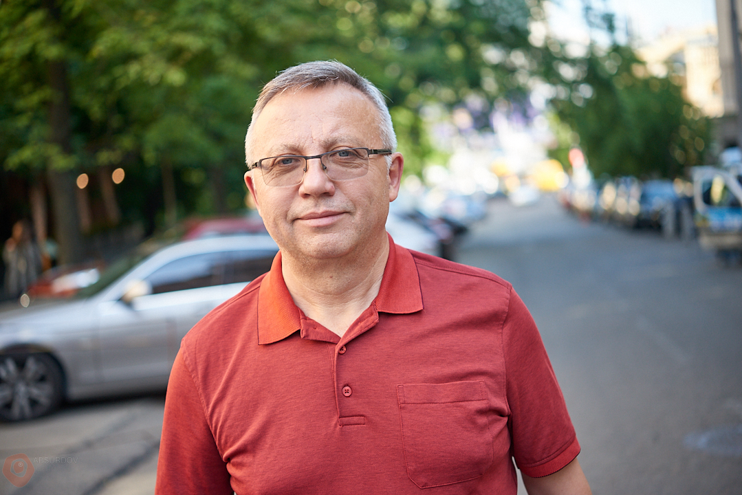 Мужской портрет политика на улице