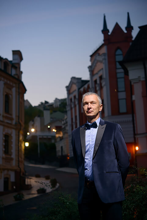Деловая фотосессия  мужчина в смокинге