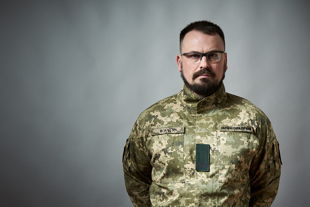 Портрет військового на сірому фоні