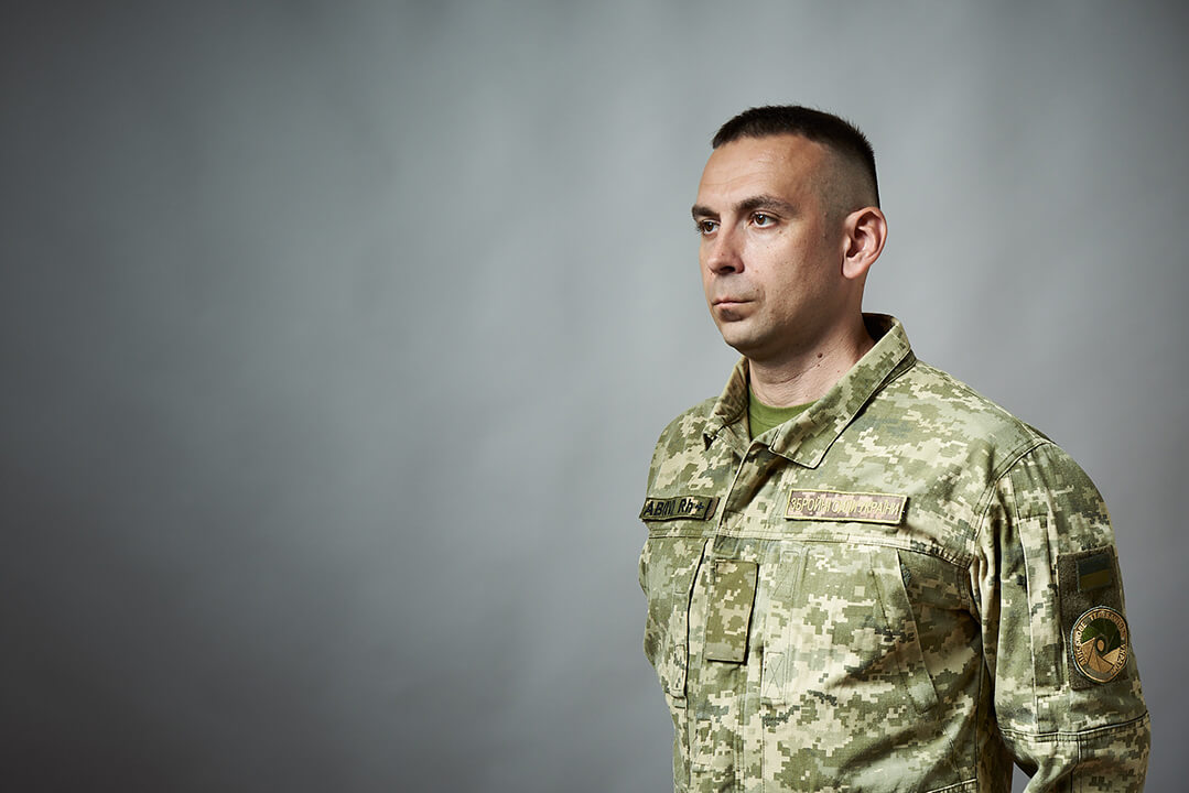 Портрет військового на сіром фоні